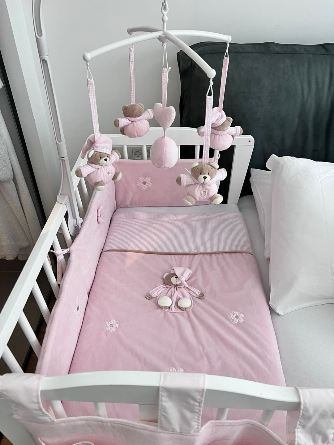 Crib bedding set - pink